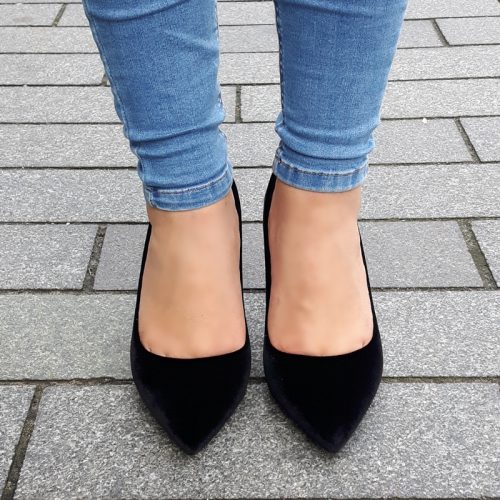 Pumps in zwart velvet met naaldhak en spitse neus | ook achteraf betalen