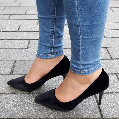 Pumps in zwart velvet met naaldhak en spitse neus | ook achteraf betalen