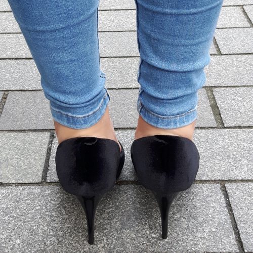 Pumps in zwart velvet met naaldhak en spitse neus | ook achteraf betalen