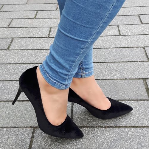 Pumps in zwart velvet met naaldhak en spitse neus | ook achteraf betalen