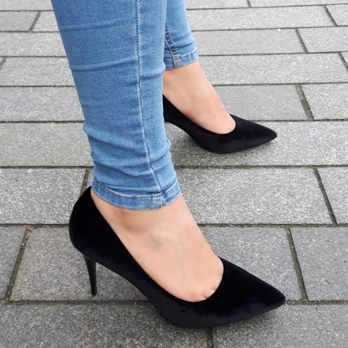 Pumps in zwart velvet met naaldhak en spitse neus | ook achteraf betalen