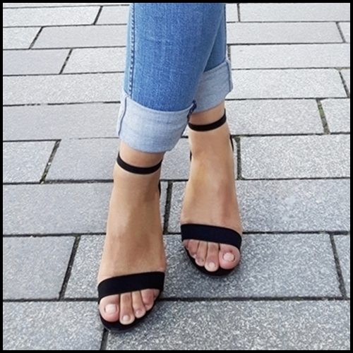 Zwarte strappy sandals met naaldhak in kleine maat