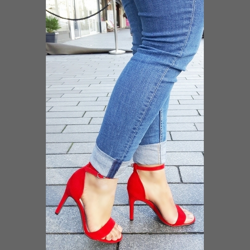 Rode open strappy sandal schoentjes in kleine maten met naaldhak