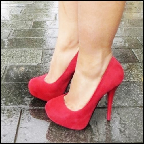 Rode pumps in echt suede met hoge hakken en platform