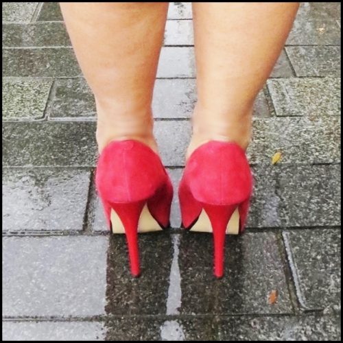 Rode pumps in echt suede met hoge hakken en platform