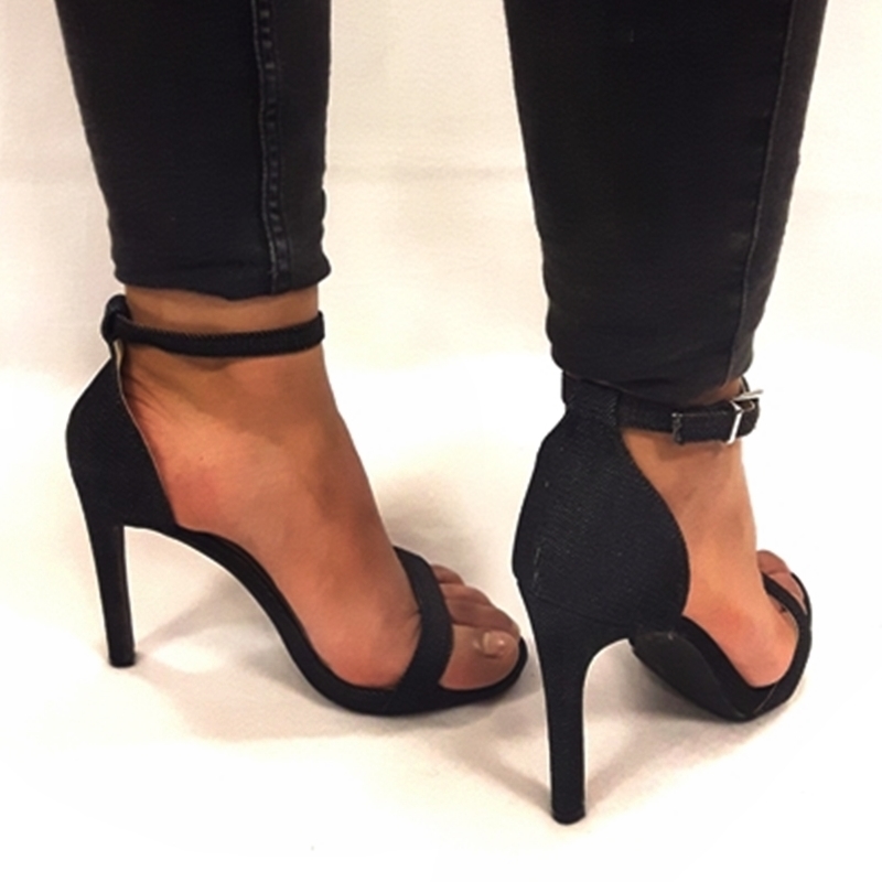 Black denim jeans strappy sandaaltjes open teen hoge hakken