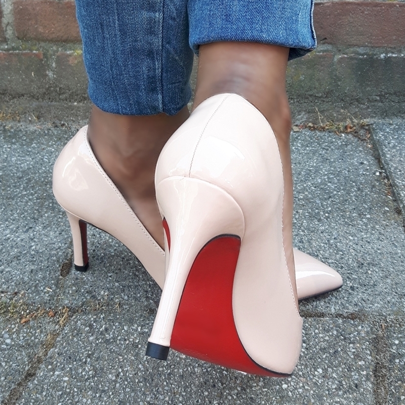 Nude lakpumps in kleine maten met rode loopzool | Kleine maat hakken in nude