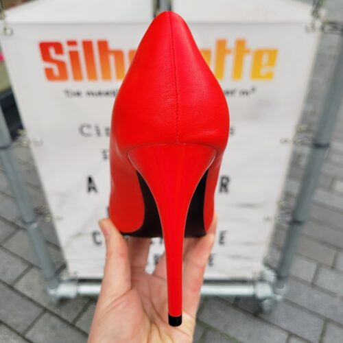 Simpele pumps met naaldhak in tomatenrood | Rode pumps met dunne hak