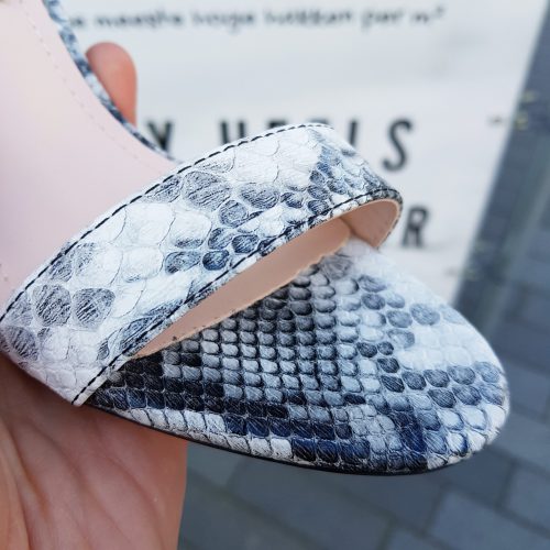 Slangen print sandalen met hak | Slangenprint sandalen zwart wit grijs met blokhak