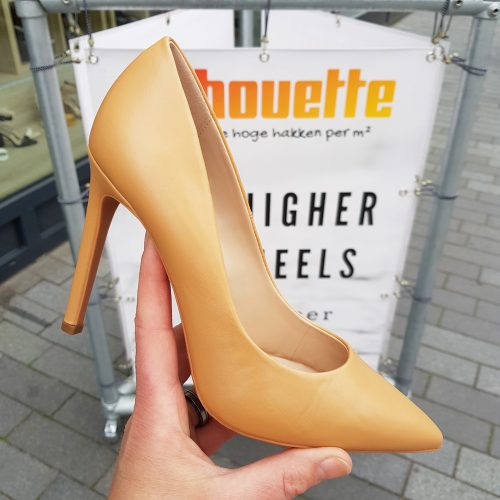 Pumps 10 cm hoge hak naturel kleurig in eco leer naaldhak en flexibele zool | Francesco Milano pumps met 10cm hak en spitse neus