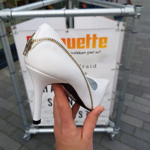 Witte leren pumps met hoge hak en zilveren rits detail op de hiel | Witte hoge hakken met spitse neus