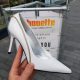 Witte leren pumps met hoge hak en zilveren rits detail op de hiel | Witte hoge hakken met spitse neus