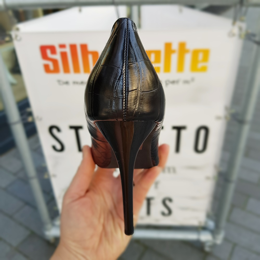 V-cut pumps in zwart met kroko print en stilettohak | Hoge stilettopumps met v-uitsnijding