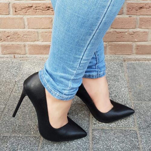 Sexy zwarte pumps met hoge stilettohak en V-uitsnijding | Hoge zwarte pumps met stiletto hak