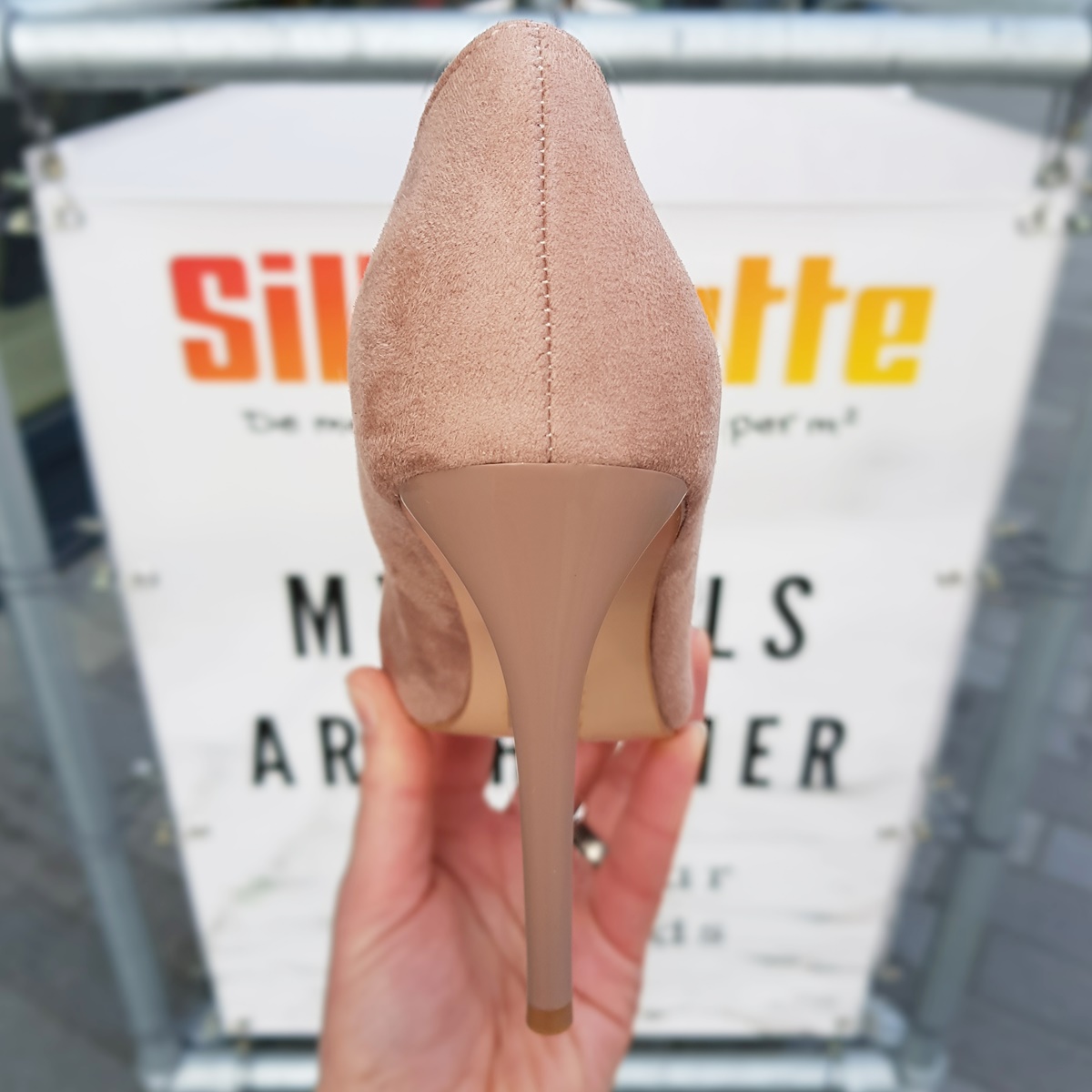 Hoge hakken nude met v-cut en stilettohak | Nude pumps met hoge hak en v-uitsnijding