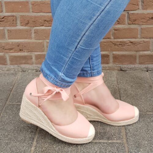 Roze espadrilles met sleehak en linten Espadrilles in roze met lint en dichte neus