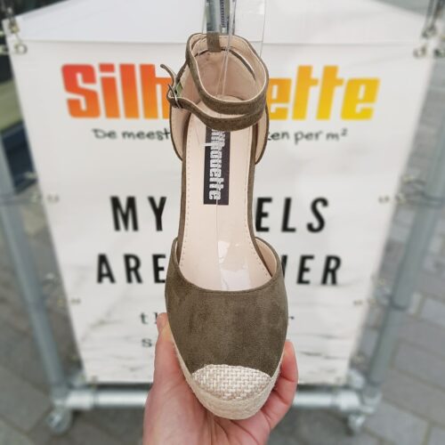 Khaki groene espadrilles met sleehak en bandje om de enkel