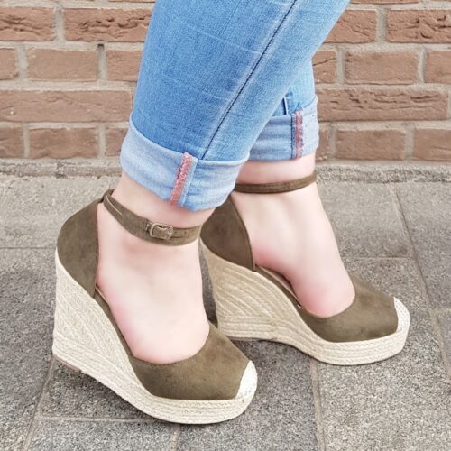 2773-87-001 – Khaki groene espadrilles met sleehak en bandje om de enkel