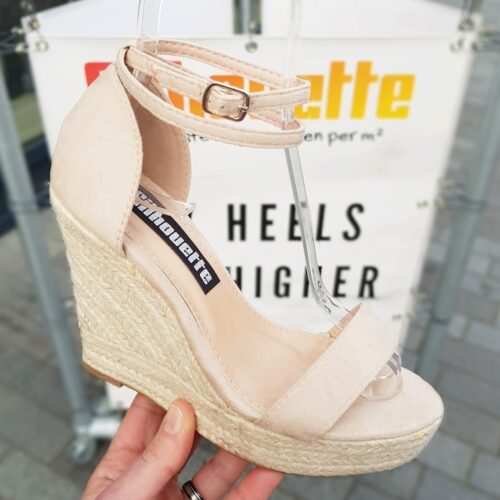 Beige suede sleehak met bandjes om de enkel Silhouette