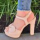 Beige sandalen met stevige hak en strik | Dames sandaal in ecru met bredere hak en plateau