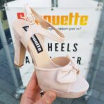 Beige sandalen met stevige hak en strik | Dames sandaal in ecru met bredere hak en plateau