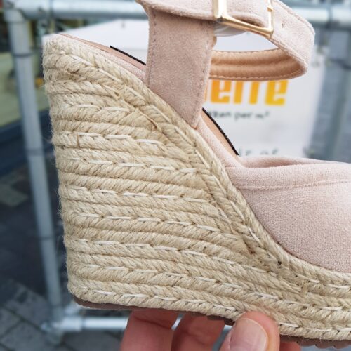 Nude espadrilles in kleine maten met sleehak Nude sleehakken in kleine maat met dichte neus