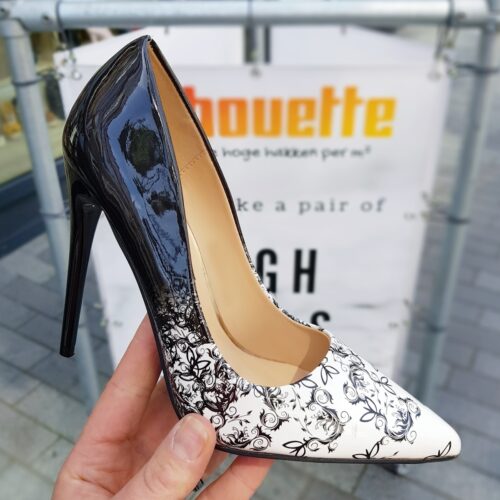 Two tone pumps met bloemenprint | Zwart witte pumps met naaldhak en bloemenprint