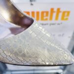 Zilverkleurige pumps met hak en glans reptielprint | Zilveren feestelijke pumps met hak