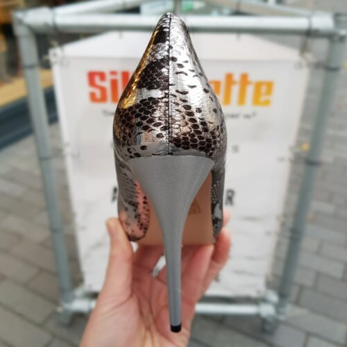 Snake print hakken in zilver met zwart | Snakeprint pump zwart zilver met naaldhak