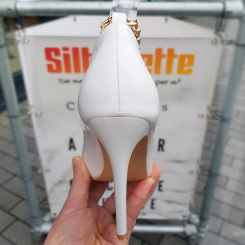 Witte lakpumps met kettinkje om de enkel | Witte pumps met gouden enkelbandje