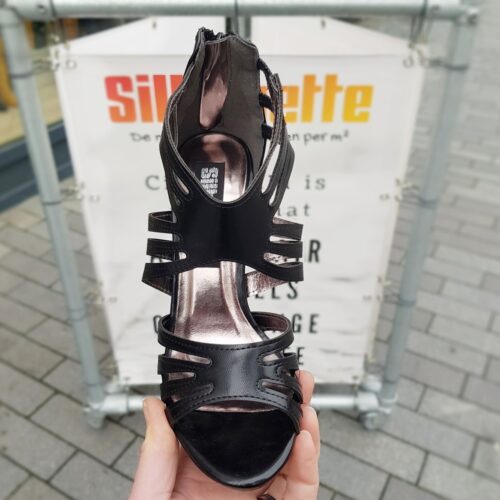 Zwarte hekwerk sandaal met hoge naaldhak | Zwarte hooggesloten sandalen