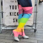 2648-99-001 – Regenboog overkneelaarzen in grote maten – Rainbow boots met naaldhak (3)