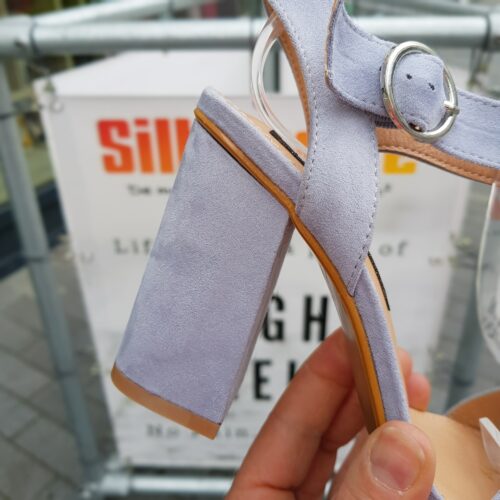 IJsblauwe sandalen met stevige hak en bandje | Lichtblauwe open schoentjes met stevige hak