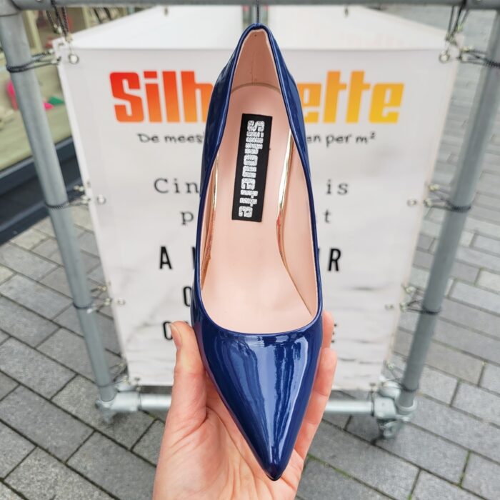 Donkerblauwe Lak Pumps Met Hoge Naaldhak Silhouette