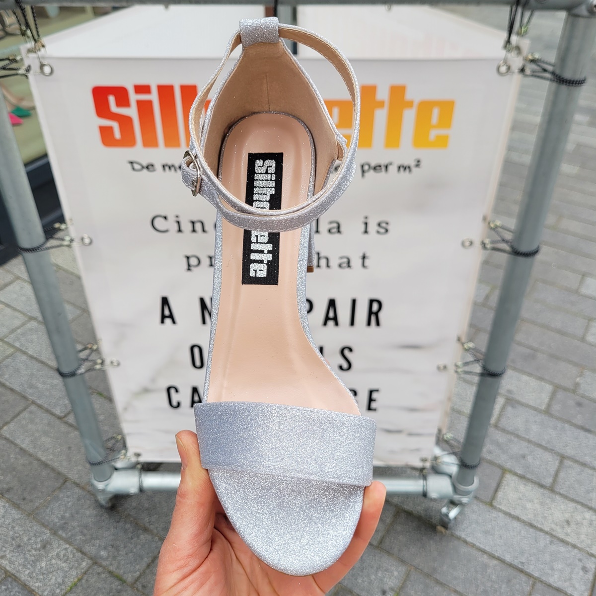 Zilverkleurige glitter sandalen met lage blokhak | Zilveren blokhak sandalen met glitters