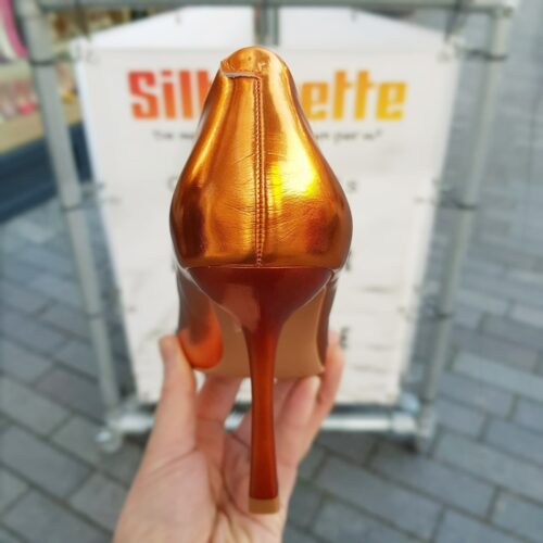 Pumps met hoge hak in oranje metallic | Oranje metallic pumps met knik in de hak