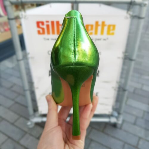 Pumps met hoge hak in groen metallic | Groene metallic pumps met knik in de hak