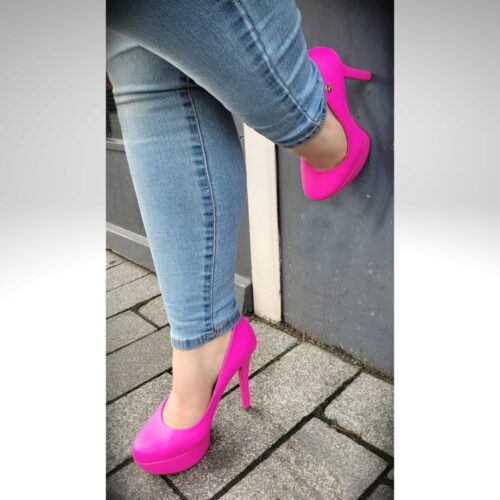 Neon roze pumps met ronde neus en hoge hak | Fluor roze pumps met plateau