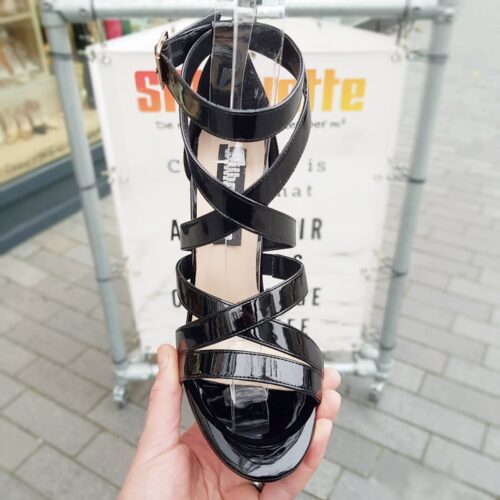 Zwarte stiletto sandalen met bandjes in lak | Zwart lak sandalen met hoge hak en bandjes
