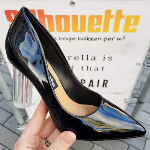 Pumps met glazen hak in zwart lak | Zwarte pumps met transparante hak