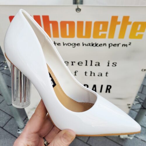 Pumps met glazen hak in wit lak | Witte pumps met transparante hak