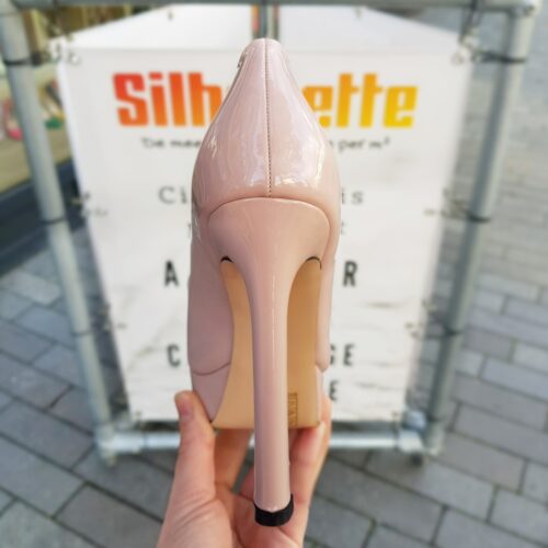 Nude pumps met schuine plateau en hoge hak | Nude lak pumps met bijzondere platform