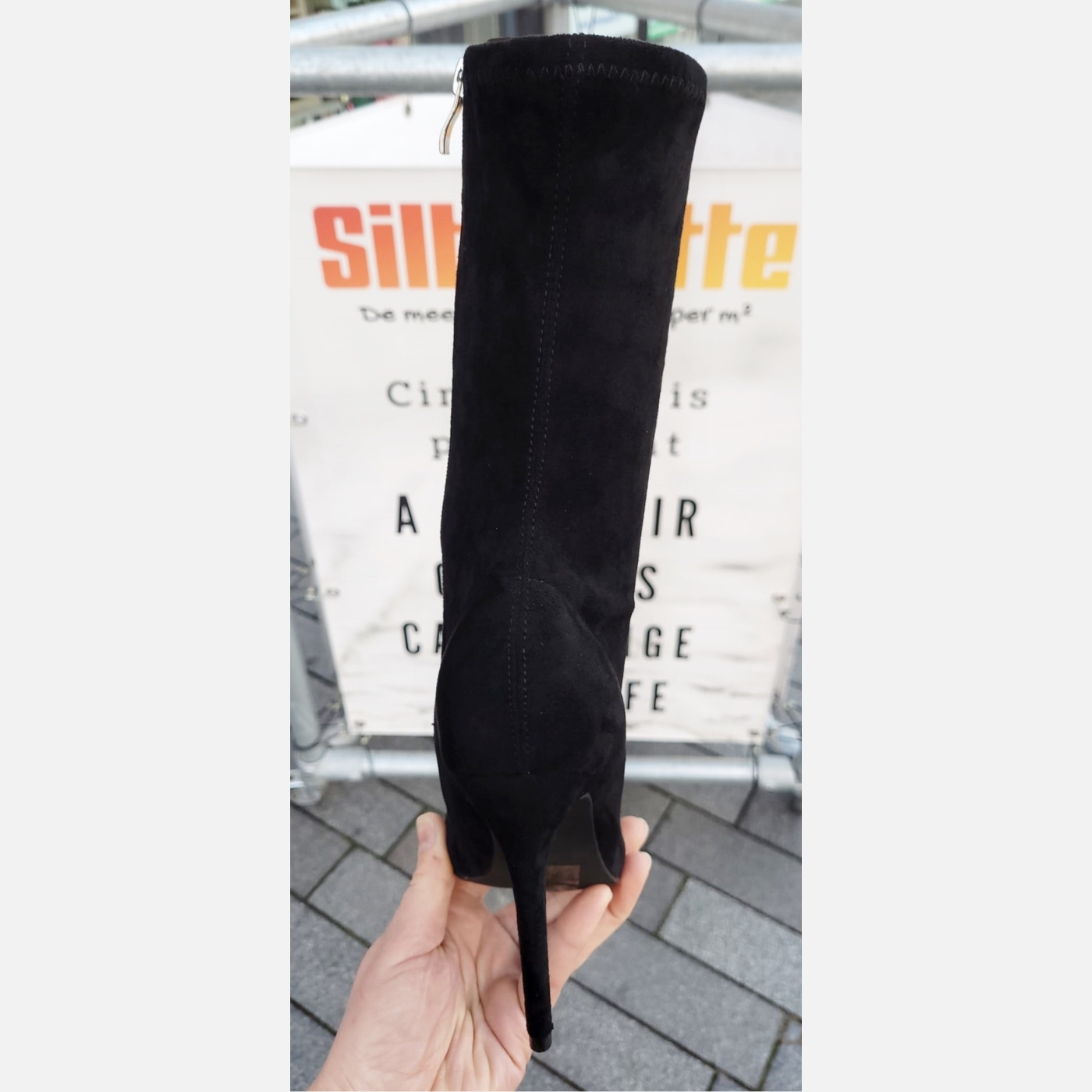 2418-10-043 – Zwarte soklaarsjes met hoge hakken – Zwart stretch enkellaarsje met naaldhak (2)