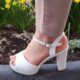 Witte open hakken met band over de voet | Witte blokhak sandalen met open teen