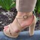 Beige sandalen met kruisbanden | Zandkleurige blokhaksandalen met gekruiste banden