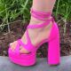 Roze blokhakken met touwtjes van Vizzano | Fuchsia roze sandalen met plateau