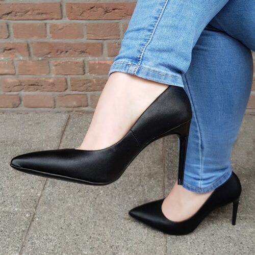 Comfortabele pumps met hoge hak in zwart eco leer | Klassieke zwarte pump met naaldhak