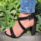 Sandalen met blokhak in zwart met gekruiste banden | Zwart sandaaltje met kruisbanden en stevige hak