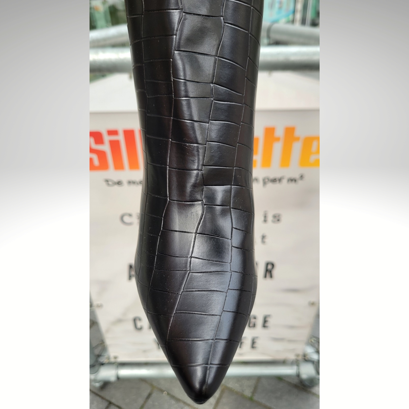 2618-10-107 – Zwarte laarzen met krokoprint en hoge naaldhak – Zwarte krokoprint laarzen met hoge hak (1)