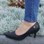 Zwarte pumps met 7 cm hak in zwart vegan leer | Zwarte pumps met lage naaldhak